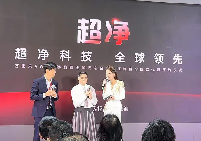 全红婵现身参加品牌活动，白衬衫搭配长裙胖胖的超可爱，变化不小