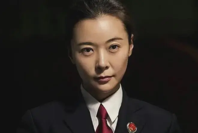 柯蓝：从干练精英到“曲别针”大妈的惊艳转身