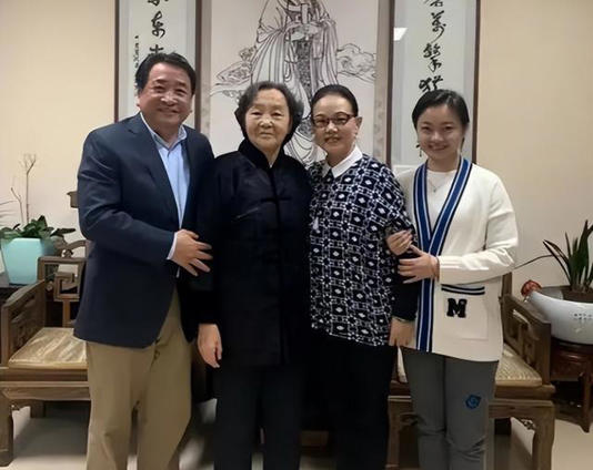 75岁姜昆频繁飞美国,并非养老定居,只为陪伴46岁女儿