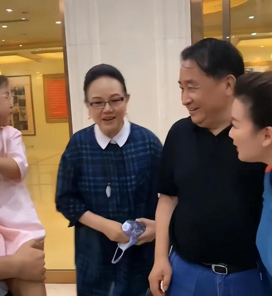 75岁姜昆频繁飞美国,并非养老定居,只为陪伴46岁女儿