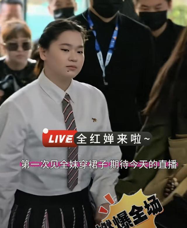 全红婵现身参加品牌活动，白衬衫搭配长裙胖胖的超可爱，变化不小