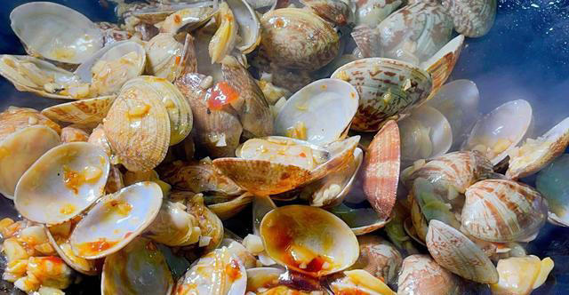 洗花甲时，有人用盐，有人用油！老渔民：都不对，教您最正确做法