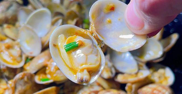 洗花甲时，有人用盐，有人用油！老渔民：都不对，教您最正确做法