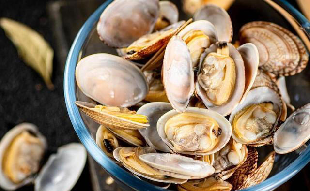 洗花甲时，有人用盐，有人用油! 老渔民：都不对，教您最正确做法