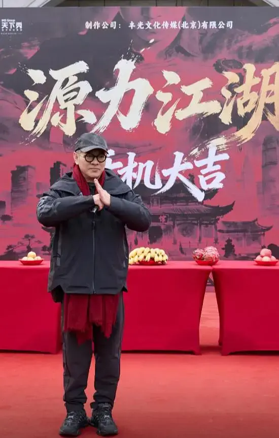 《镖人》还在热映，李连杰转身拍了短剧，他算是活明白了