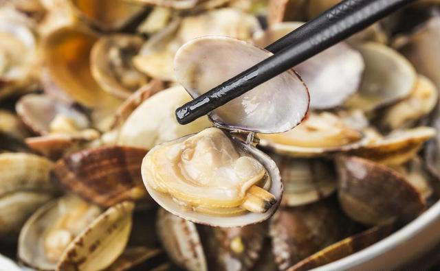 洗花甲时，有人用盐，有人用油！老渔民：都不对，教您最正确做法