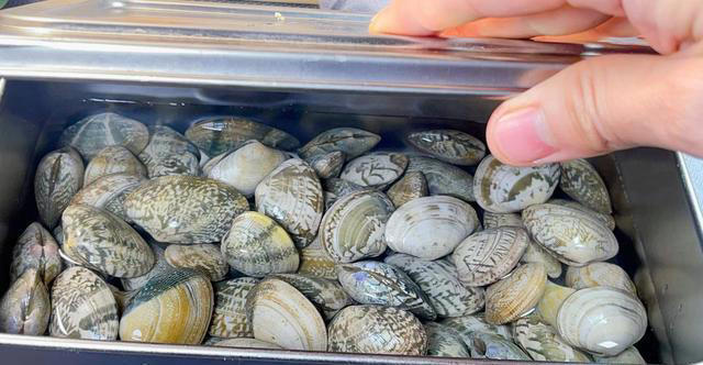 洗花甲时，有人用盐，有人用油！老渔民：都不对，教您最正确做法