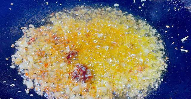 洗花甲时，有人用盐，有人用油！老渔民：都不对，教您最正确做法