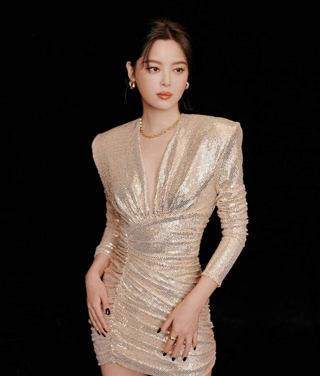 辛芷蕾挂脖亮片纱裙封神！CMG盛典生图曝光，肩颈线条美到失语