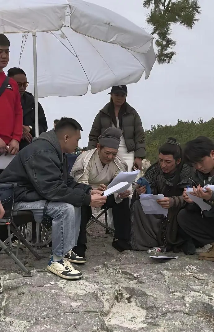 《镖人》还在热映，李连杰转身拍了短剧，他算是活明白了