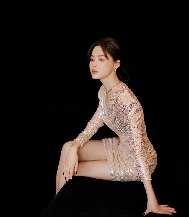 辛芷蕾挂脖亮片纱裙封神！CMG盛典生图曝光，肩颈线条美到失语