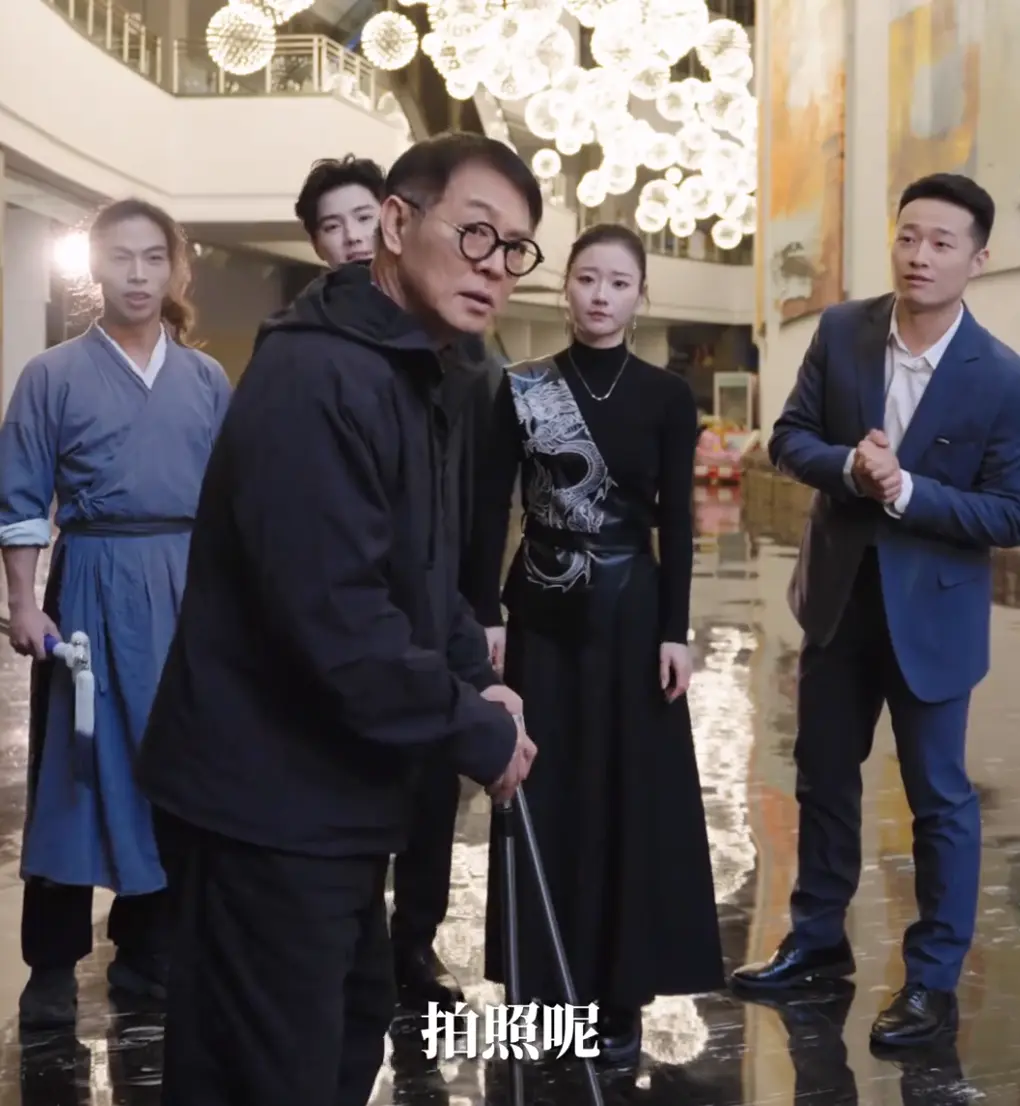 《镖人》还在热映，李连杰转身拍了短剧，他算是活明白了