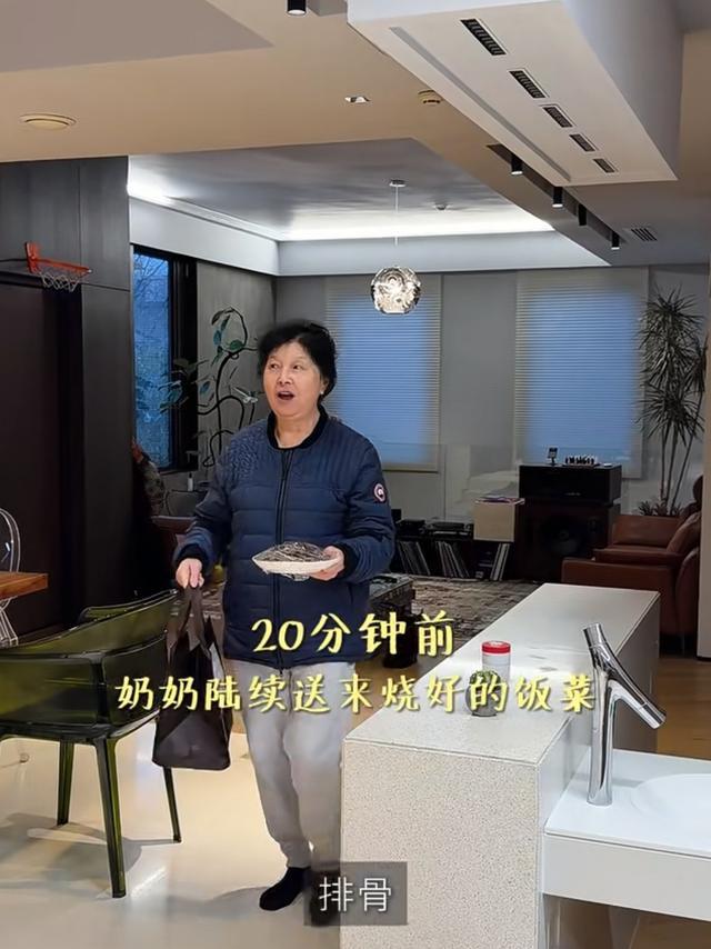 50岁梅婷的豪门生活：北京独栋别墅，下厨做点心，家务活公婆全包