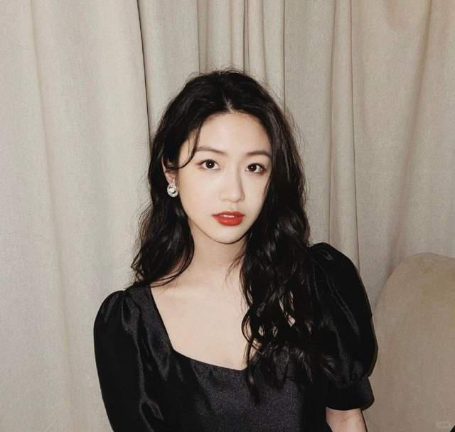 以前是资源咖普女，如今夸她“大花幼年体”?
