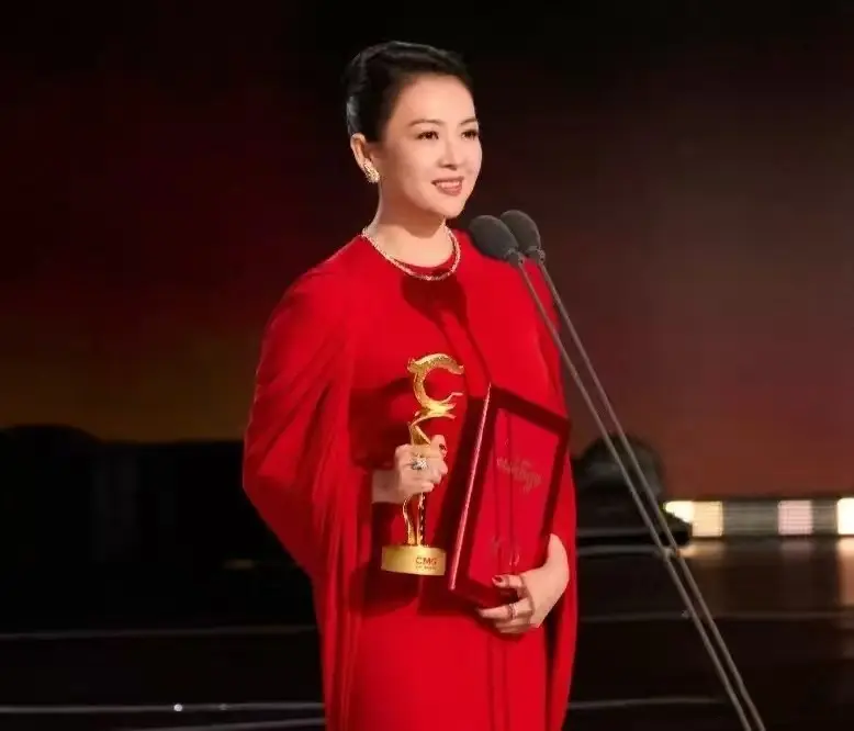 史上最水？CMG电影盛典诞生四帝四后八黄蛋，网友：像“分猪肉”