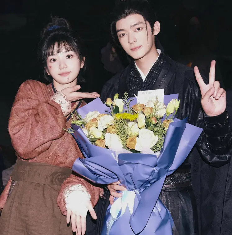 继央视之后，官方再点张凌赫“粉底液将军”，《逐玉》这下真红了