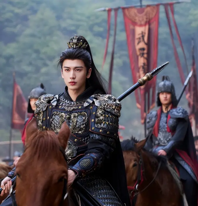 继央视之后，官方再点张凌赫“粉底液将军”，《逐玉》这下真红了