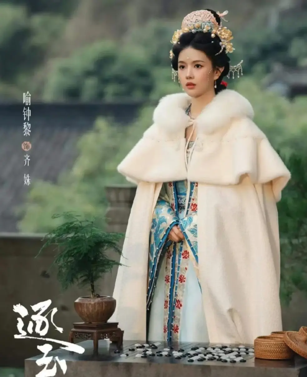 《逐玉》喻钟黎给张凌赫演损友，仅用一滴泪演活柔骨藏锋的长公主