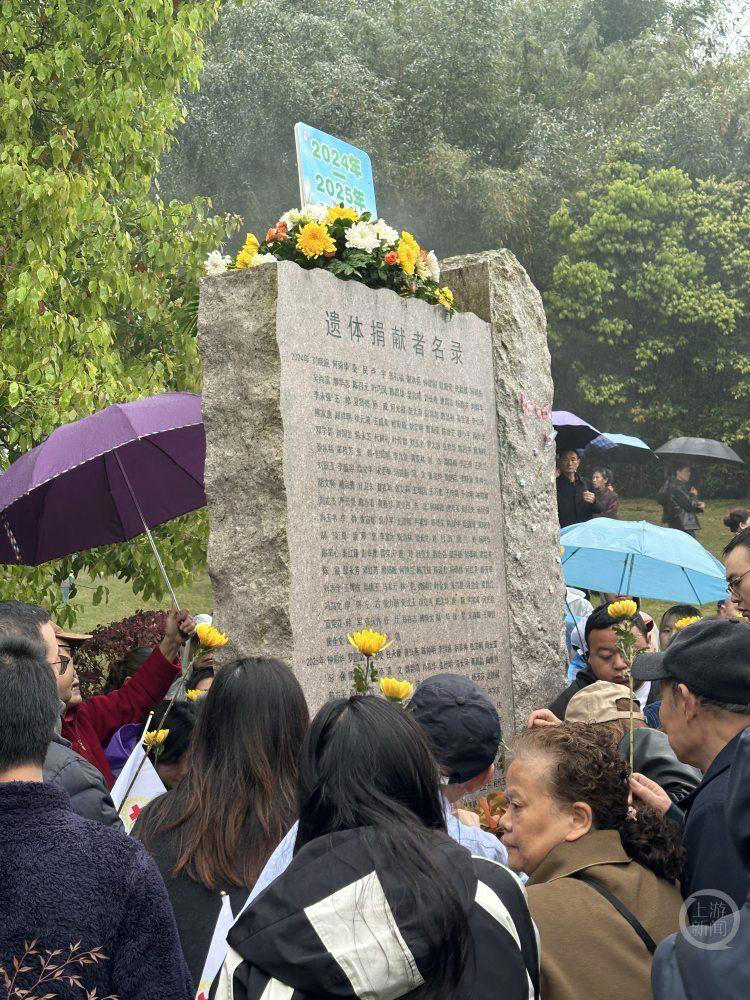 儿子捐献遗体救了6个人 母亲对着墓碑上的名字诉说思念