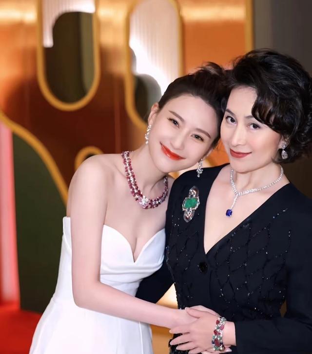 何超莲晒与何超琼合照，同父异母姐妹情深，两人相差29岁