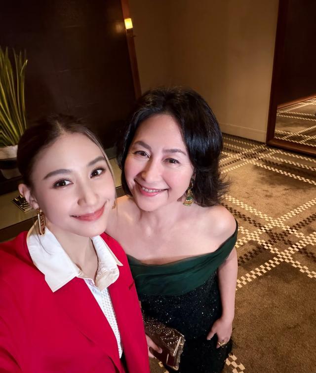 何超莲晒与何超琼合照，同父异母姐妹情深，两人相差29岁