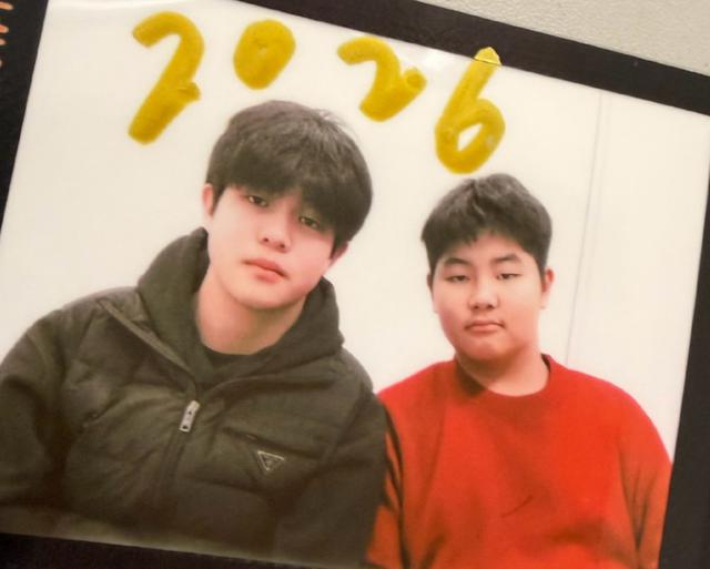 胡可一家现身机场，鱼儿瘦了有10斤开始变帅，安吉越来越有爱豆范