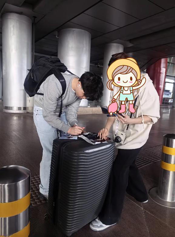 胡可一家现身机场，鱼儿瘦了有10斤开始变帅，安吉越来越有爱豆范