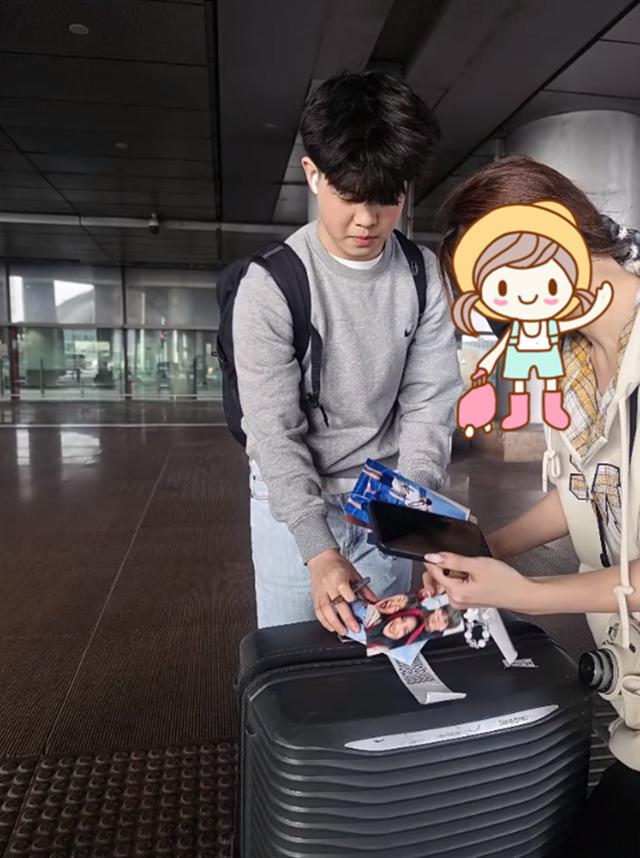 胡可一家现身机场，鱼儿瘦了有10斤开始变帅，安吉越来越有爱豆范