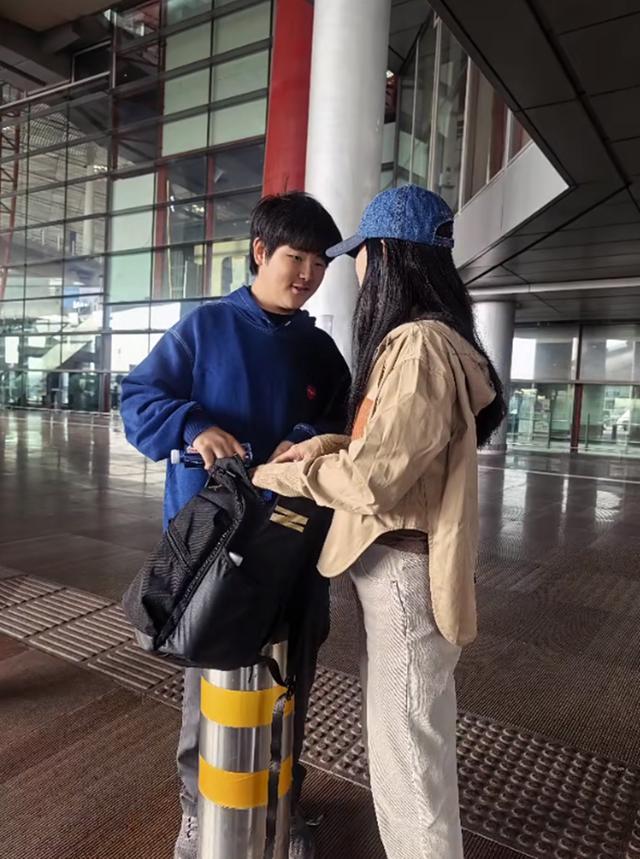 胡可一家现身机场，鱼儿瘦了有10斤开始变帅，安吉越来越有爱豆范