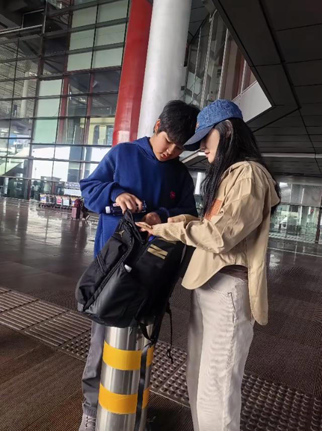 胡可一家现身机场，鱼儿瘦了有10斤开始变帅，安吉越来越有爱豆范