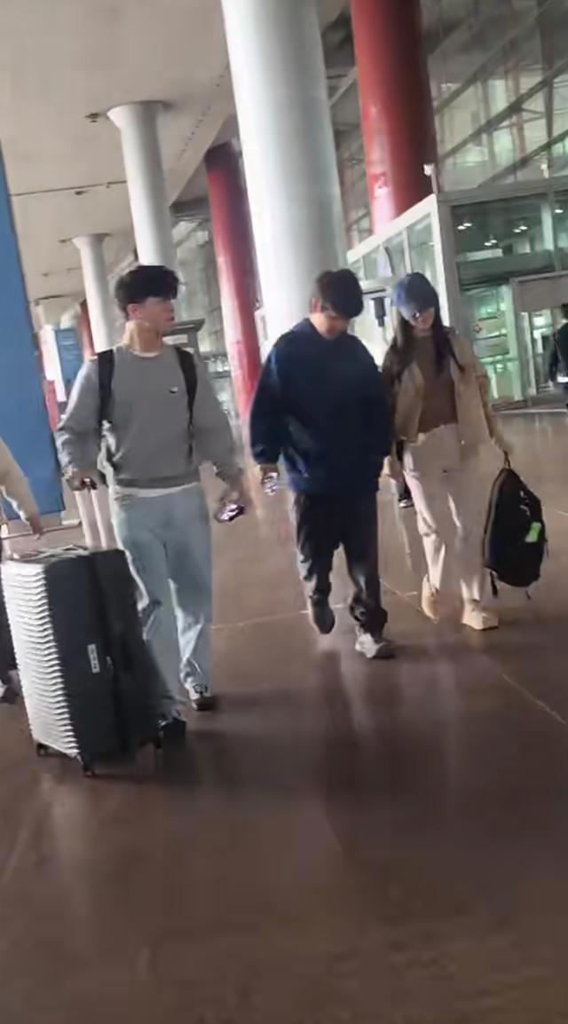 胡可一家现身机场，鱼儿瘦了有10斤开始变帅，安吉越来越有爱豆范