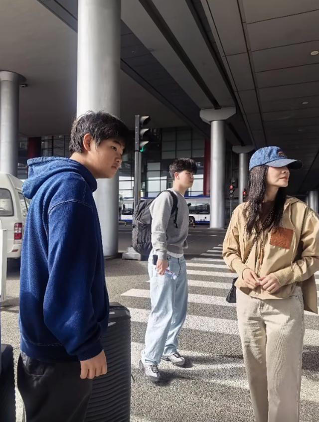 胡可一家现身机场，鱼儿瘦了有10斤开始变帅，安吉越来越有爱豆范