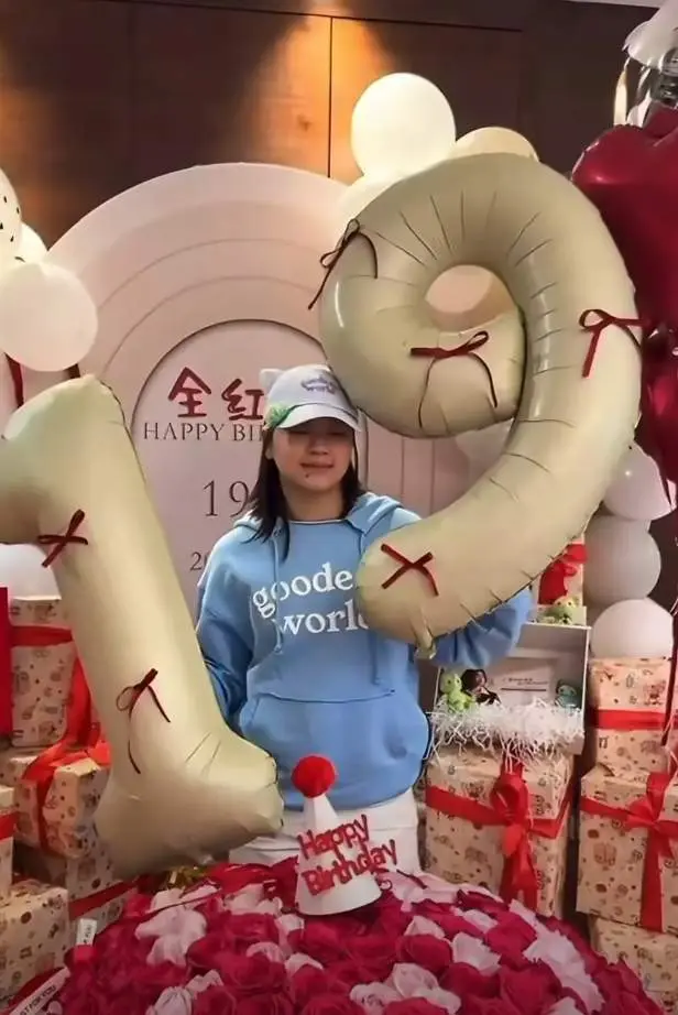 抵达北京，全红婵回归跳水队？队友为她庆生，陈若琳举动引人遐想