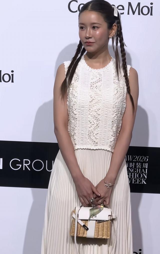 陈赫老婆张子萱久违出席活动，一袭白裙扎着双马尾，看着又老又小