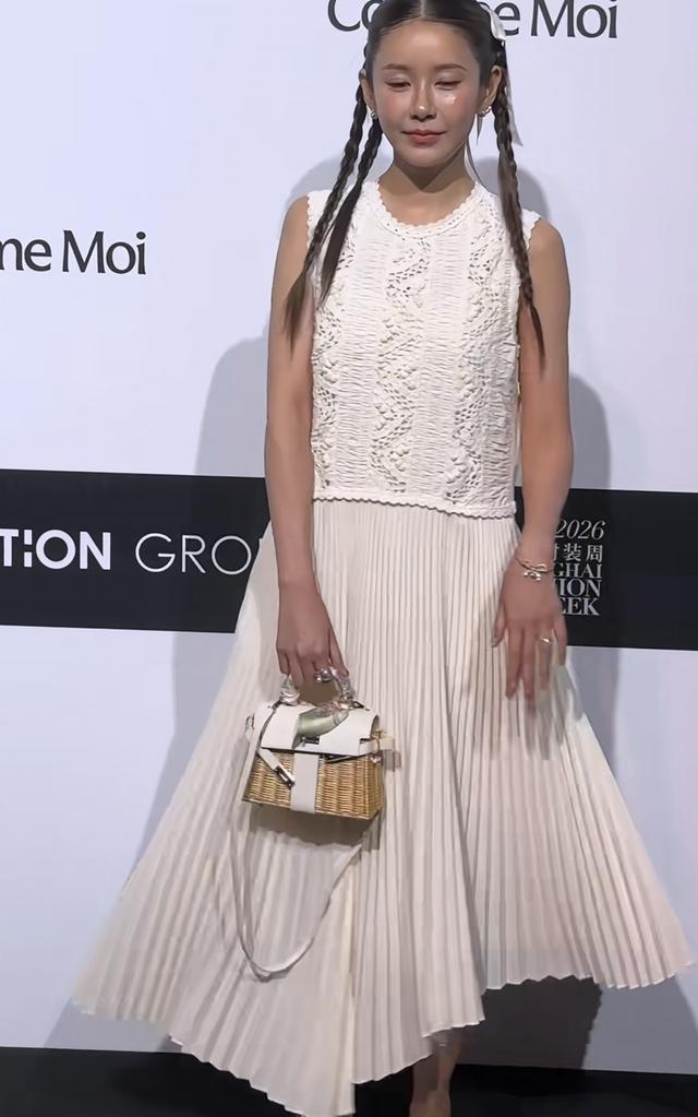 陈赫老婆张子萱久违出席活动，一袭白裙扎着双马尾，看着又老又小