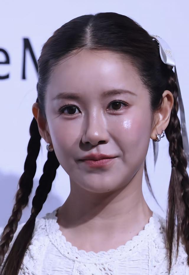 陈赫老婆张子萱久违出席活动，一袭白裙扎着双马尾，看着又老又小