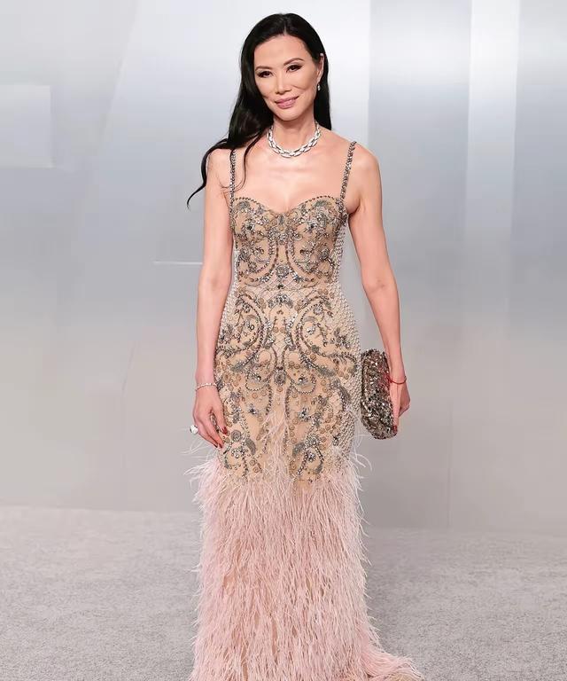 邓文迪现身北京街头小店被偶遇，素颜曝光近照本人显老，身材很棒