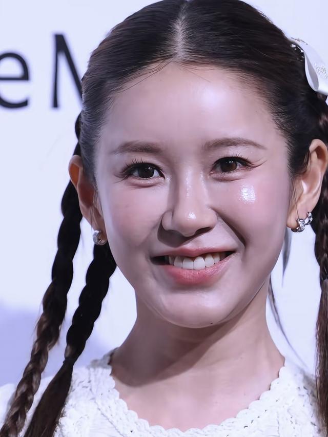 陈赫老婆张子萱久违出席活动，一袭白裙扎着双马尾，看着又老又小