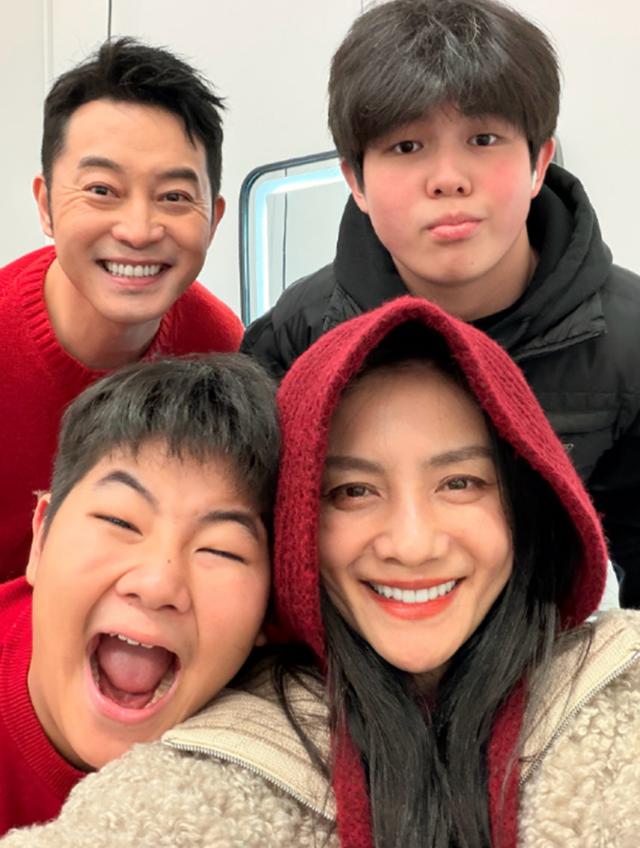 胡可一家现身机场，鱼儿瘦了有10斤开始变帅，安吉越来越有爱豆范