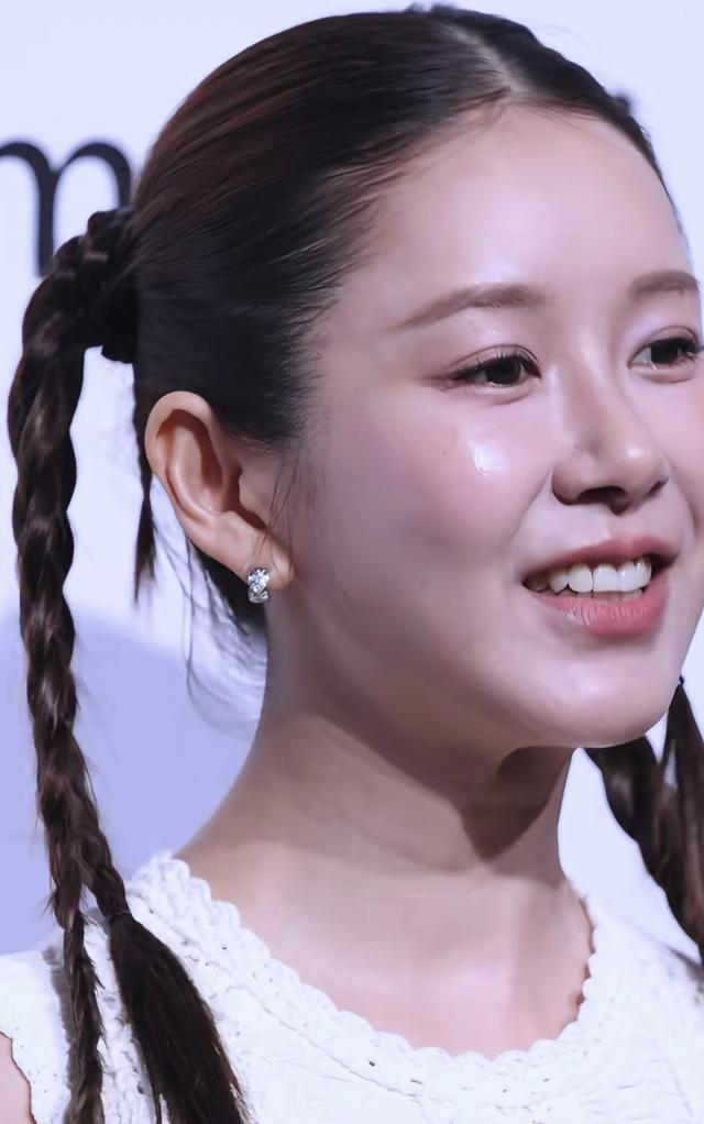 陈赫老婆张子萱久违出席活动，一袭白裙扎着双马尾，看着又老又小