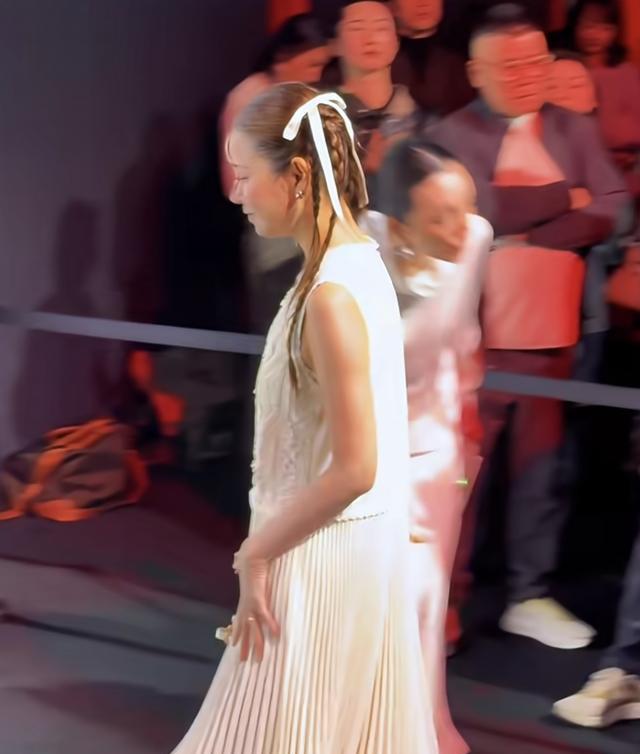 陈赫老婆张子萱久违出席活动，一袭白裙扎着双马尾，看着又老又小