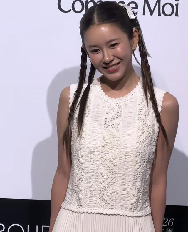 陈赫老婆张子萱久违出席活动，一袭白裙扎着双马尾，看着又老又小