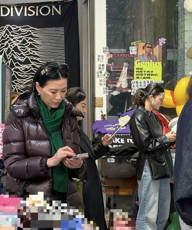 邓文迪现身北京街头小店被偶遇，素颜曝光近照本人显老，身材很棒