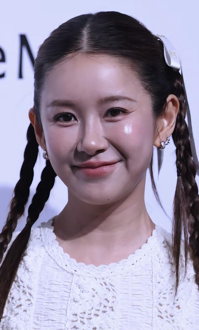 陈赫老婆张子萱久违出席活动，一袭白裙扎着双马尾，看着又老又小