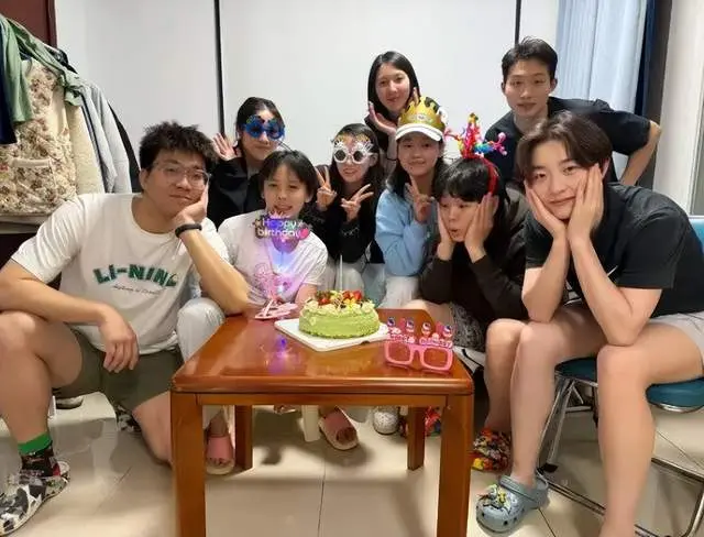 抵达北京，全红婵回归跳水队？队友为她庆生，陈若琳举动引人遐想