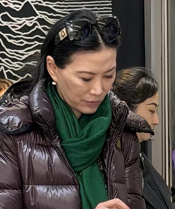 邓文迪现身北京街头小店被偶遇，素颜曝光近照本人显老，身材很棒