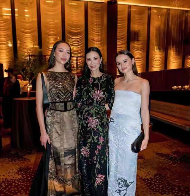 邓文迪现身北京街头小店被偶遇，素颜曝光近照本人显老，身材很棒