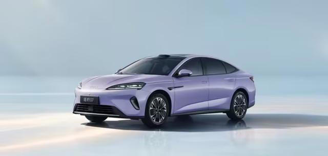 首搭第二代刀片电池和闪充技术，比亚迪海豹07EV，同级高价值首选