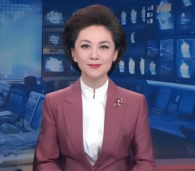 曝54岁前央视主持海霞福建游玩! 一身打扮优雅且知性，长发更随和