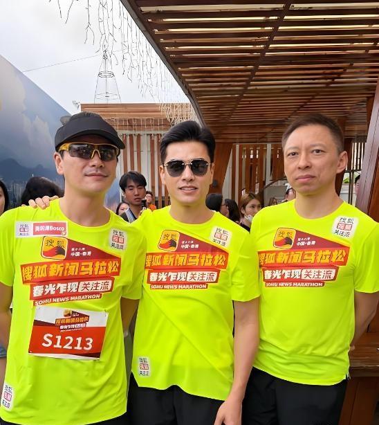 林志玲与阿Sa同框，一个挡肚子，一个露肚子，网友：她活得太累了